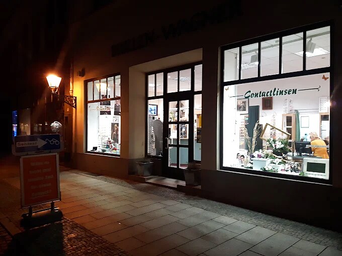 Brillen-Wagner am Abend: beleuchtete Schaufenster in der Wittenberger Altstadt