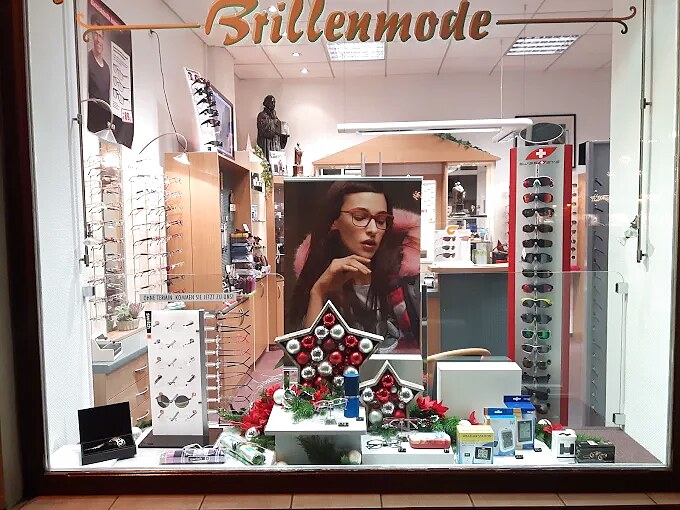 Schaufenster Brillenmode mit Fassungen in der Auslage von Brillen-Wagner