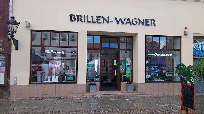 Das Ladengeschäft von Brillen-Wagner am Markt 2 in Lutherstadt Wittenberg mit den Schaufenstern Brillenmode und Contactlinsen