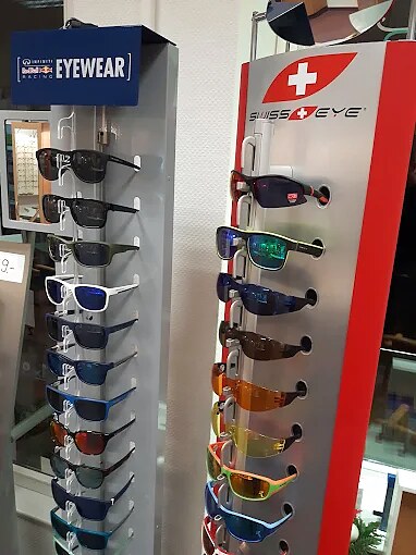 Ständer mit Sonnenbrillen von Swiss Eye und Sportbrillen bei Brillen-Wagner
