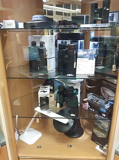 Vitrine mit Ferngläsern, Lupen und Lesehilfen bei Brillen-Wagner